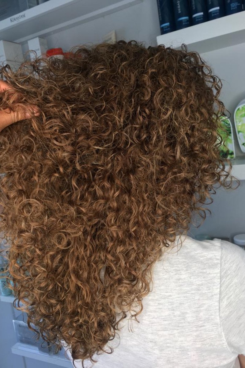  Sunkissed for defined popping curls